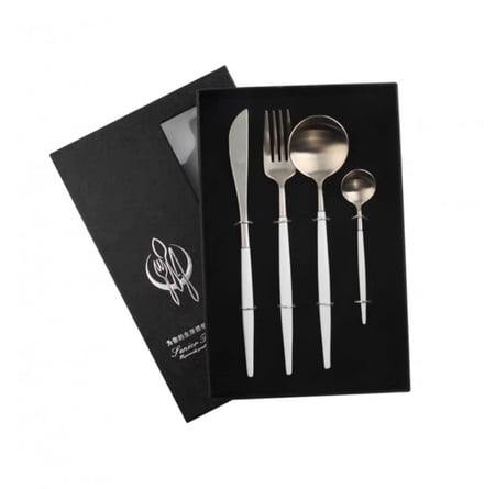 طقم مائدة ستيل  مكون من 4 قطع.