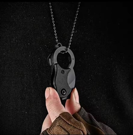 سكين صغيرة للطوارئ تناسب ميدالية او قلادة في الرحلات البرية