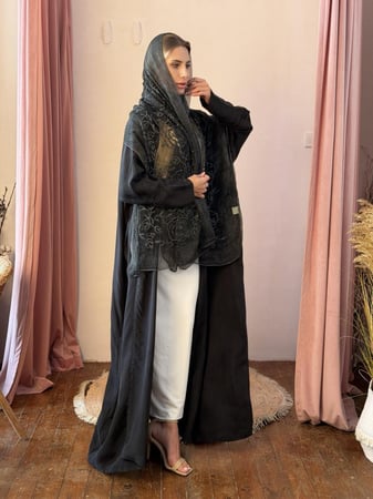 عباية كوبرو طرحة مطرزة ورد - أسود