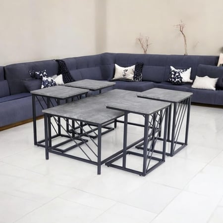 طقم طاولات ضيافة 5 قطع خشب رمادي وهيكل حديد بنمط خطوط مائلة