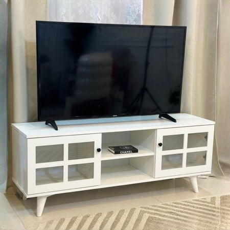 طاولة بلازما خشب أبيض 2 أبواب زجاج مقسم مقاس  144سم