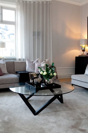 طاولة ضيافة قاعدة سوداء سطح زجاج شفاف - بتصميم أنيق وفاخر