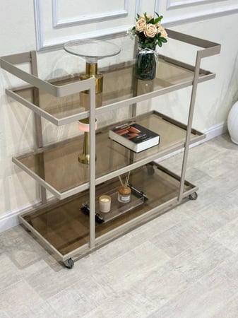 عربية تقديم ضيافة 3 دور شمباني سطح زجاج بني - بتصميم فاخر وأنيق