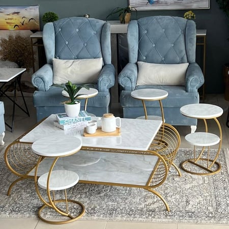 طقم طاولات 5 قطع خشبي أبيض وهيكل ذهبي مقوس