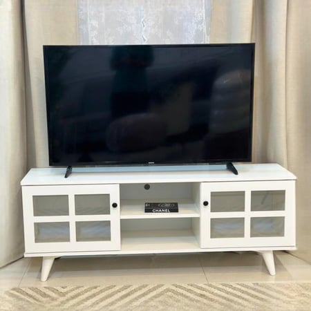 طاولة بلازما خشب أبيض 2 أبواب زجاج مقسم مقاس  144سم