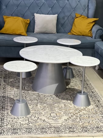 طقم طاولات 5 قطع رخامي أبيض وقاعدة مخروطية فضية