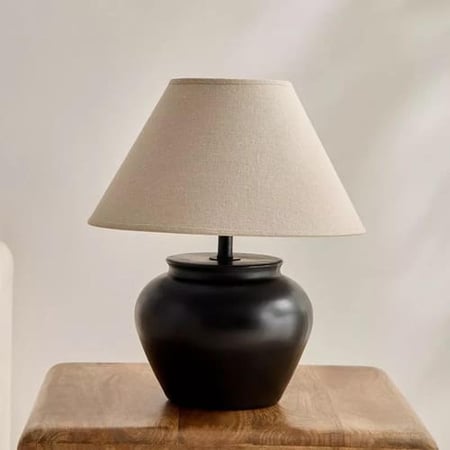 مصباح طاولة طربوش قماش ابيض قاعدة سيراميك اسود لمبة ليد E27
