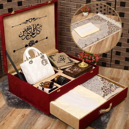 بوكس إهداء نسائي بمميز يشمل شنطه راقيه مع مصحف وطقم صلاه