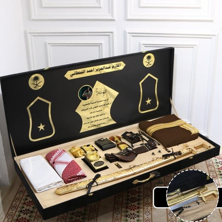 هدايا رجاليه فخمه بكس ملكي تصميم حسب الطلب وعبارة اهداء للمناساب