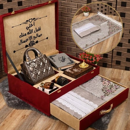 بوكس إهداء نسائي بمميز يشمل شنطه راقيه مع مصحف وطقم صلاه