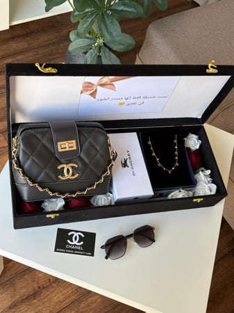 الهدية النسائية الفاخرة شنطة جلد مع نظارة شمسية وسلسال ستيل في بوكس أنيق