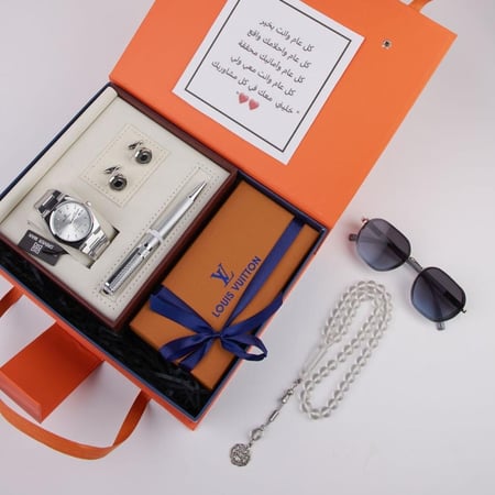 بكج إهداء رجالي راقٍ بتفاصيل فخمة، مثالي للمناسبات الخاصة