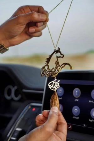 تعليقة سيارة بالاسم حسب الطلب