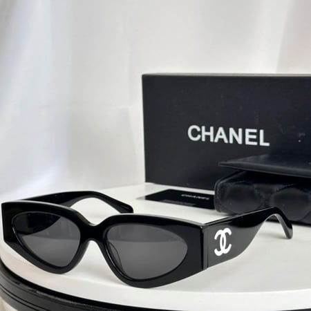 CHANEL BLACK WHITE CAT EYE SUNGLASSES نظارات شانيل شمسية أسود أبيض