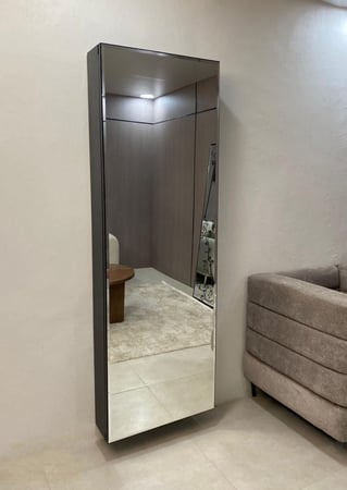 دولاب عبايات بمرآة متحركة - تصميم أنيق وعملي