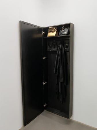 دولاب عبايات مبتكر مع باب للوحة جدارية