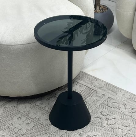 طقم طاولات  لون أسود وسطح زجاج شفاف أسود طاولة كبيرة مع 4 طاولات خدمة