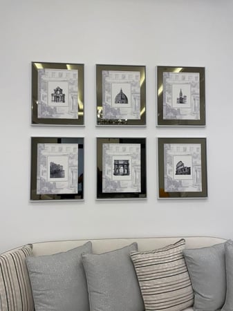 لوح بتصميم فخم مرايا مع تصميم ابنية بسيط مع برواز