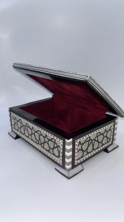 صندوق مطّعم بالصدف