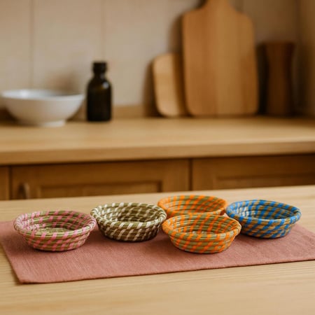 صحون تقديم قش ملونة يدوية