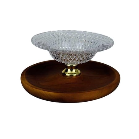 وعاء تقديم أنيق مكون من طبق خشبي وقاعدة زجاجية فاخرة بتفاصيل ذهبية لامعة
