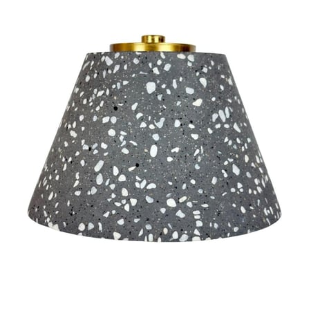 مصباح طاولة أنيق بقاعدة ذهبية وغطاء بتصميم تيرازو