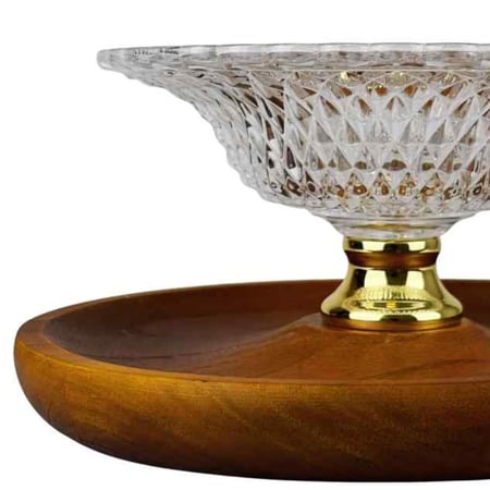 وعاء تقديم أنيق مكون من طبق خشبي وقاعدة زجاجية فاخرة بتفاصيل ذهبية لامعة