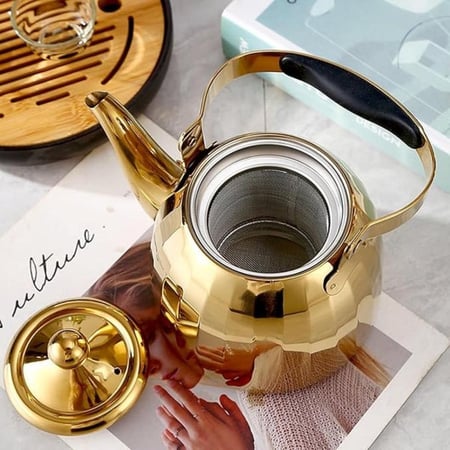 "غلاية موية ستانلس ستيل بلون جولد وسُكل ممتاز، حجمر1.5 لتر  فيها مصفاة داخلية، تسخن بسرعة، ومناسبة لغلي الموية وتحضير الشاي في البيت."