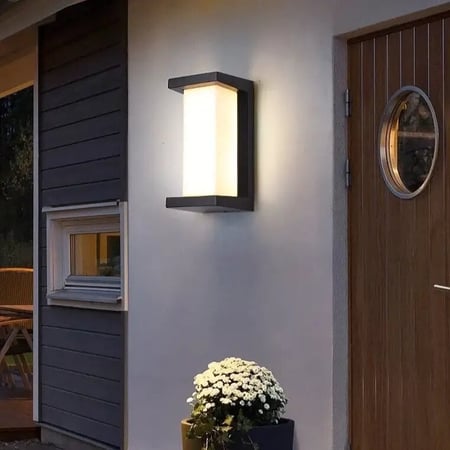 ابليك سور خارجي بإطار متين وإضاءة خلفية هادئة للواجهات