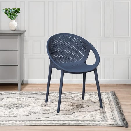 كرسي بلاستيك بظهر مثقّب