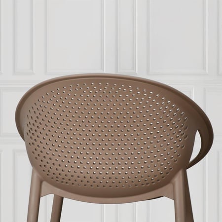 كرسي بلاستيك بظهر مثقّب