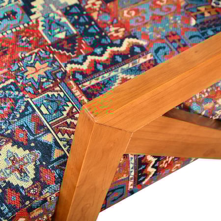 كرسي مفرد فخم تصميم مودرن بأرجل خشبية