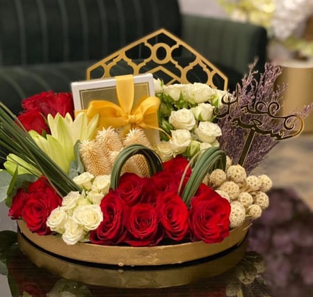 هدية العيد ورد طبيعي مع نصف كيلو تشوكلت البستاني