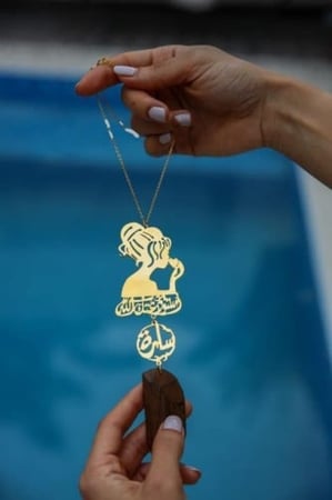 تعليقة سيارة رسمة البنت بالاسم وكسرة العود