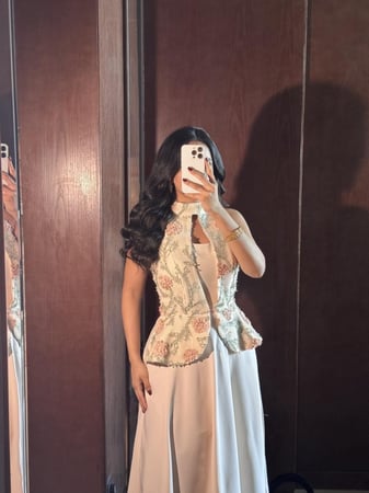 فستان سهرة بيج بتصميم ميدي انيق