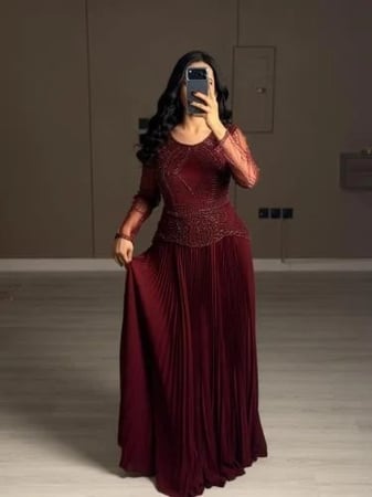 فستان مخمل طويل مناسب للسهرات والمناسبات الفاخرة