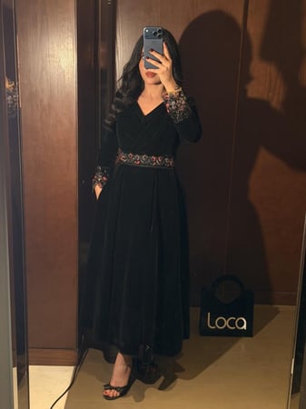 فستان سهرة اسود مخمل بحزام خصر