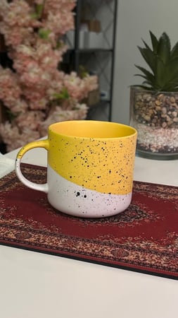 كوب اصفر و بيج بمسكه