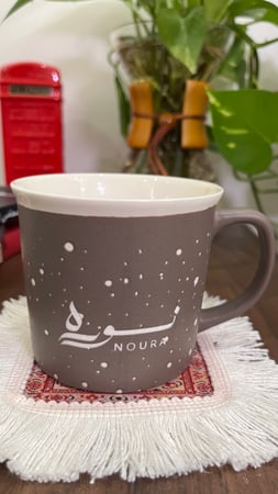 كوب قهوة بني منقط