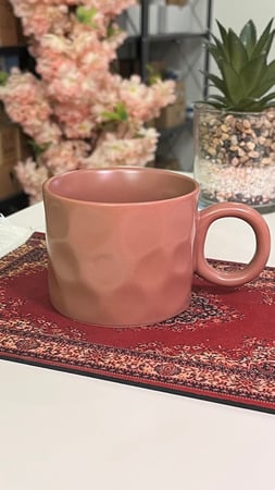 كوب بني بمسكه