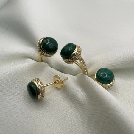 نص طقم حجر اخضر عيار 18