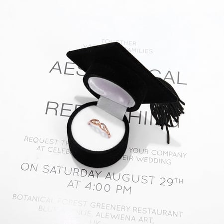 علبة خاتم على شكل قبعة تخرج