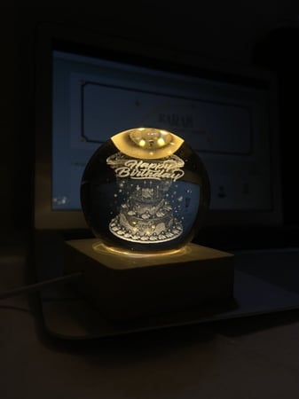 بلورة البيرثداي المضيئة