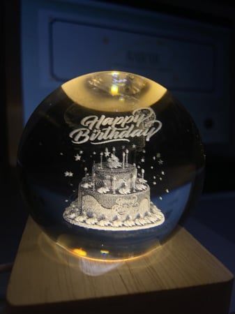 بلورة البيرثداي المضيئة