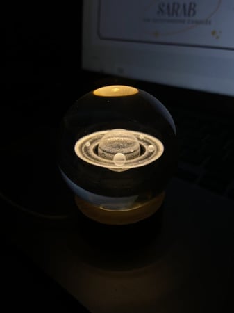 بلورة زحل المضيء