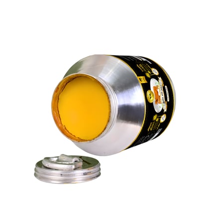 سمن بقر بلدي نجران 1.5كجم علبة مفتوحة ويظهر القوام الاصفر النقي