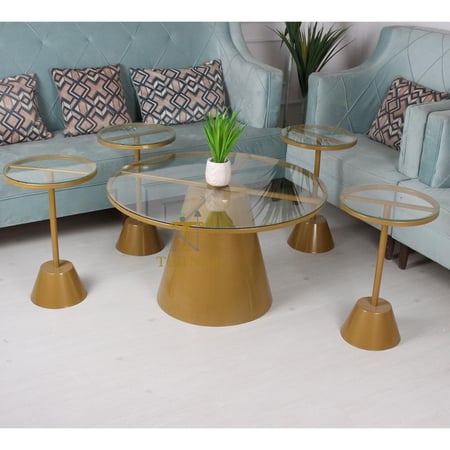 طقم طاولة لون ذهبي مع 4 طاولات صغيرة خدمة بسطح زجاجي