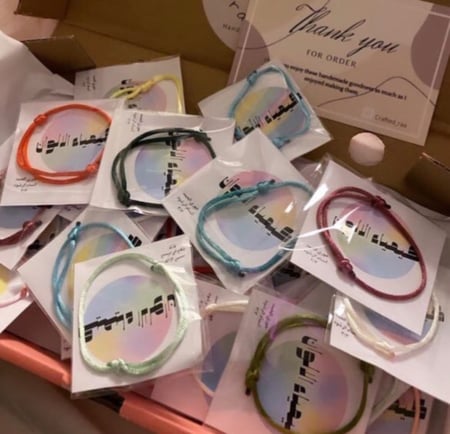 توزيعات اساور خيط ساده مع إضافة ثيم