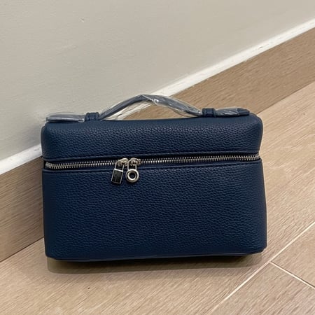 لورا باق - لون كحلي