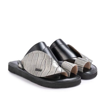 حذاء شرقي رمادي نقشة التمساح